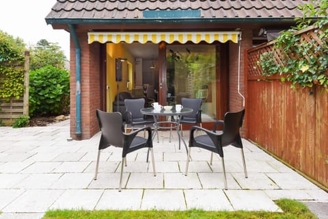 Patio, Facade/entrance, Balcony/Terrace