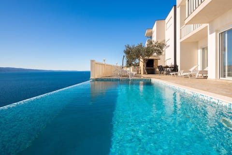 Property building, Natural landscape, Balcony/Terrace, Sea view, Swimming pool, sunbed
