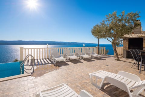 Natural landscape, BBQ facilities, Sea view, Swimming pool, sunbed