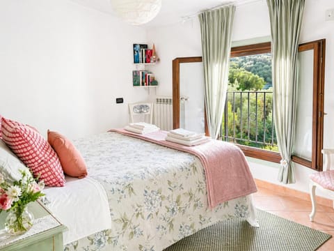 Bed, View (from property/room), Photo of the whole room, Bedroom, heating, towels