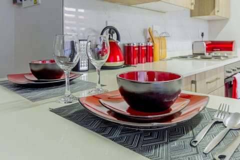 Kitchen or kitchenette, Food and drinks, Dining area, stove