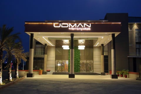 Property building, Facade/entrance, Night, Street view