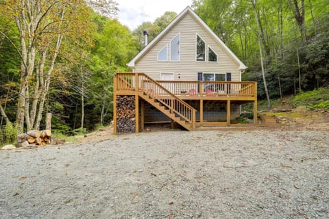 Greystone Creekside Cabin Hike, Fish and Explore! Cabin in Tennessee