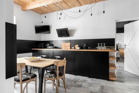 TV and multimedia, Coffee/tea facilities, Kitchen or kitchenette, Dining area, minibar, pet friendly, stove