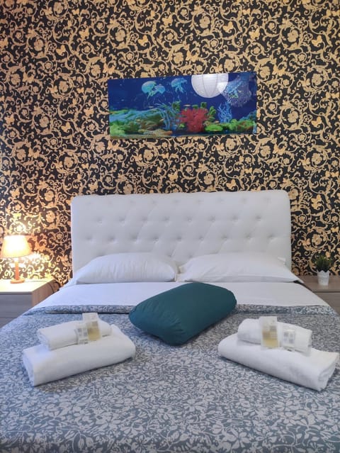 Bed, Bedroom, towels