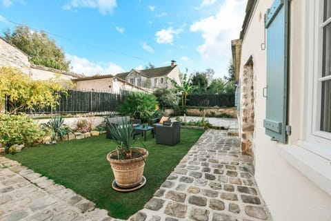 Instant Fleury, studio cosy avec jardin secret Apartment in Barbizon