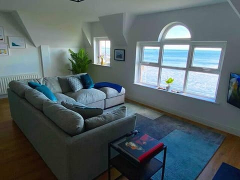 Sound of the Sea - Penthouse in Portrush Apartment in Northern Ireland