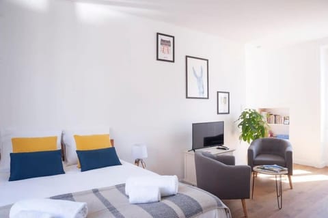 Bed, TV and multimedia, Living room, Photo of the whole room, Seating area, Bedroom, towels