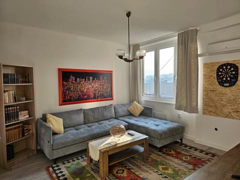 Darts, Living room, Seating area