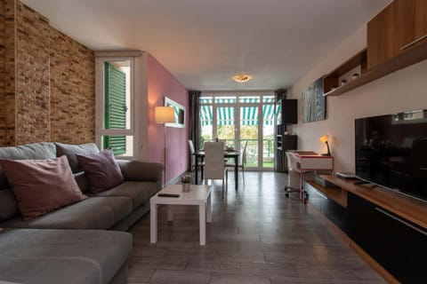 TV and multimedia, Living room, Seating area, Dining area