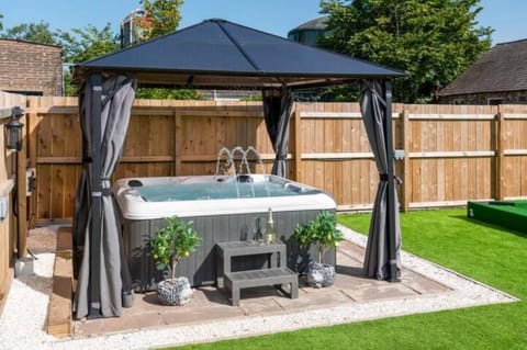 Garden, Hot Tub
