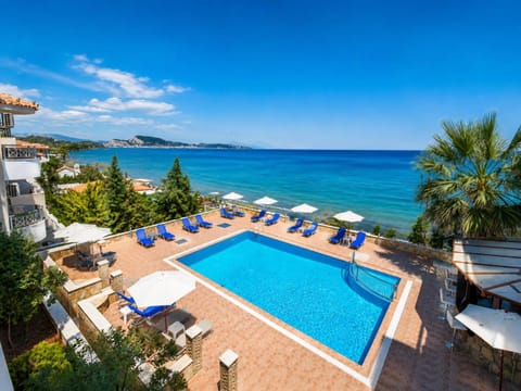 Swimming pool, sunbed