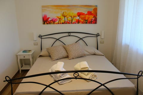 Bed, Internal: Not applicable to any particular room