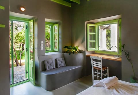 Bed, Seating area