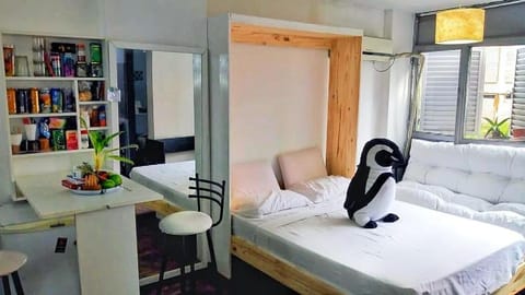 Bed, Dining area