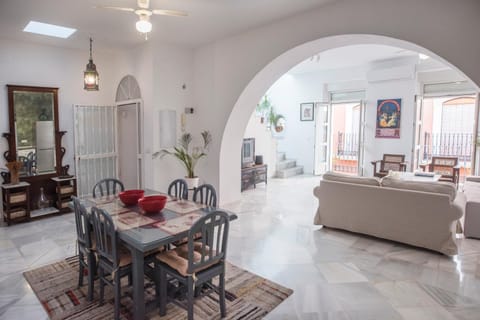 Living room, Seating area, Dining area, fireplace