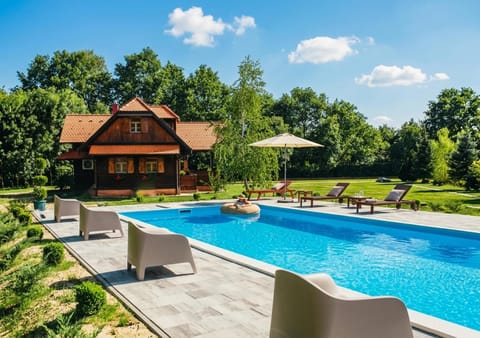 Property building, Spring, Day, Natural landscape, Garden, Garden view, Pool view, Swimming pool, sunbed