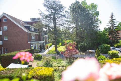 Property building, Garden, Balcony/Terrace