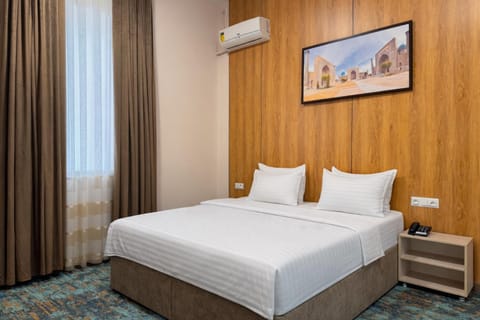Bed, Photo of the whole room, Bedroom, air conditioner