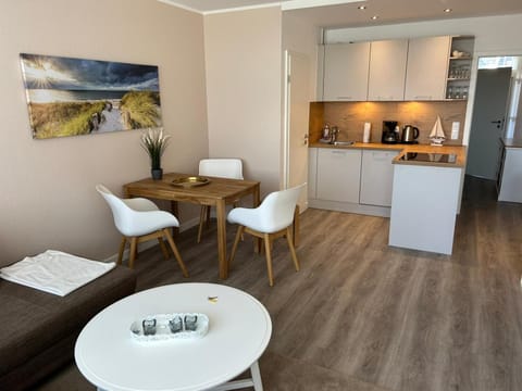 Coffee/tea facilities, Kitchen or kitchenette, Living room, Seating area, Dining area, stove