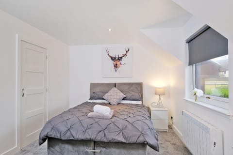 Contemporary Highland House close to town and Ben Nevis House in Fort William