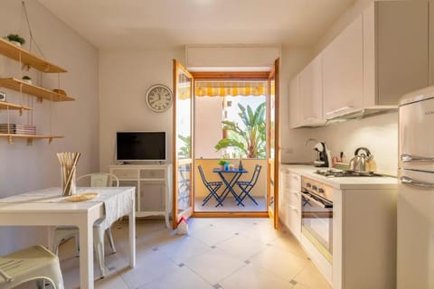 TV and multimedia, Coffee/tea facilities, Kitchen or kitchenette, Dining area, minibar, pet friendly, stove