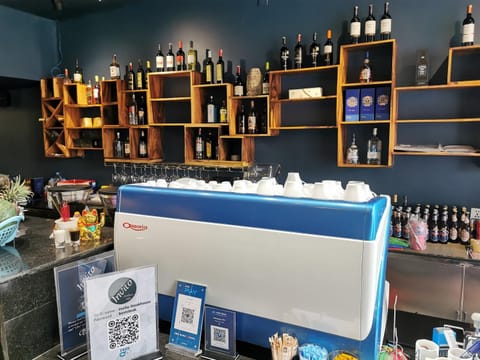Restaurant/places to eat, Lounge or bar, Drinks, Alcoholic drinks