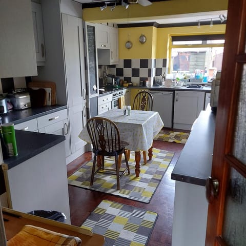 Kitchen or kitchenette, Dining area, Communal kitchen