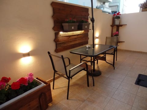 Restaurant/places to eat, Balcony/Terrace, Breakfast