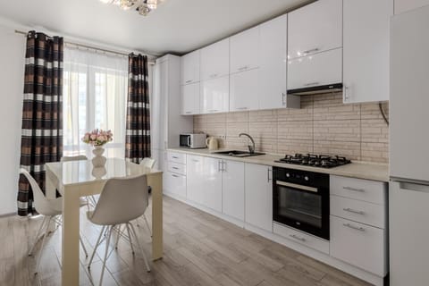 Kitchen or kitchenette, Dining area, stove