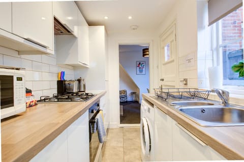 Free Parking Business Stay Office Fast WiFi House in Colchester