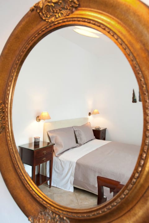 Photo of the whole room, Decorative detail