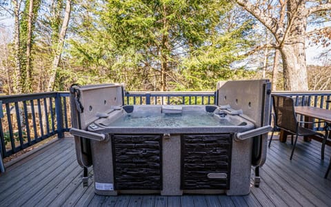 Wooded Bliss - Outdoor Hot Tub, Pet Friendly + Single Level Cabin! Cabin in Pigeon Forge