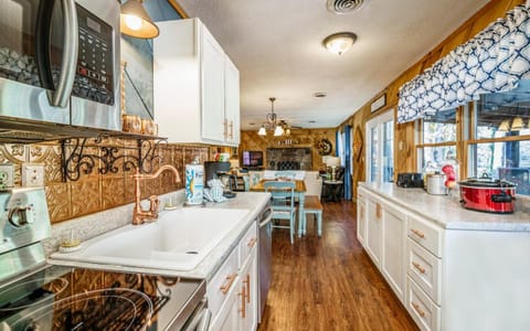 Wooded Bliss - Outdoor Hot Tub, Pet Friendly + Single Level Cabin! Cabin in Pigeon Forge