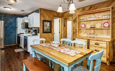 Wooded Bliss - Outdoor Hot Tub, Pet Friendly + Single Level Cabin! Cabin in Pigeon Forge