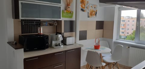 Coffee/tea facilities, Dining area, microwave, toaster, kitchen