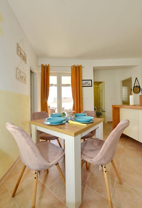 Seating area, Dining area, kitchen