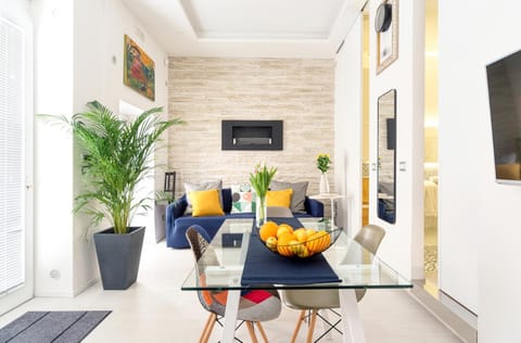 Photo of the whole room, Dining area, Lunch