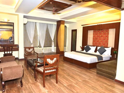 Bed, TV and multimedia, Photo of the whole room, Seating area, Bedroom
