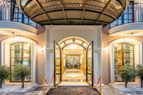 Property building, Facade/entrance, Lobby or reception