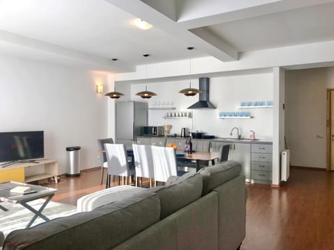 Kitchen or kitchenette, Living room, Seating area, Dining area