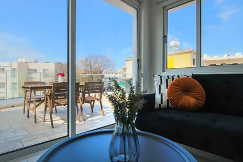 Balcony/Terrace, City view, Pool view, Street view