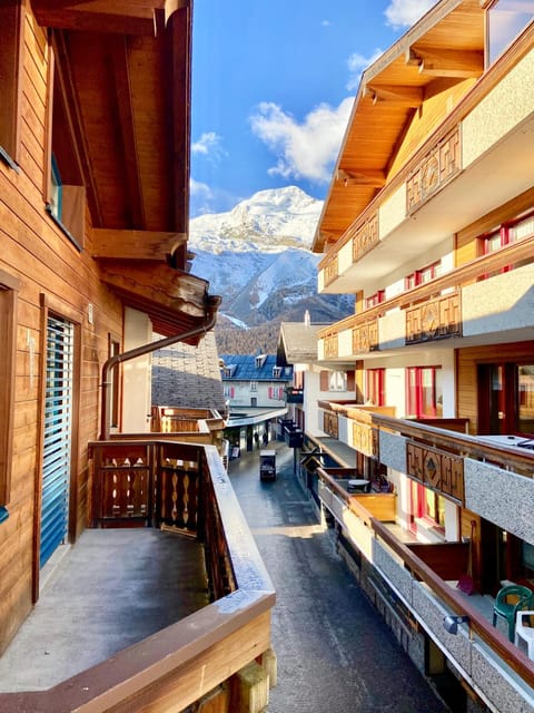 Balcony/Terrace, Mountain view