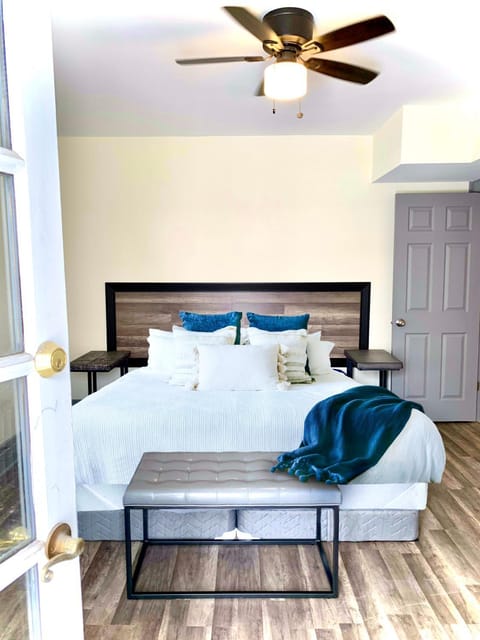 Group HQ, 9BR Near Falls, Casino & Attractions House in Niagara Falls