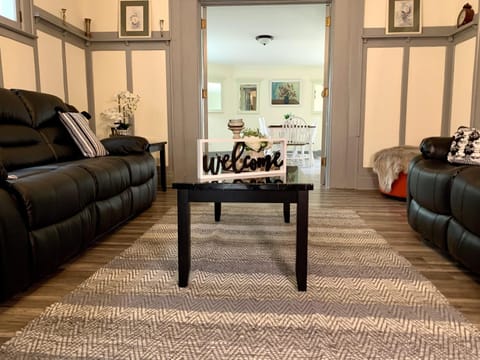 Group HQ, 9BR Near Falls, Casino & Attractions House in Niagara Falls