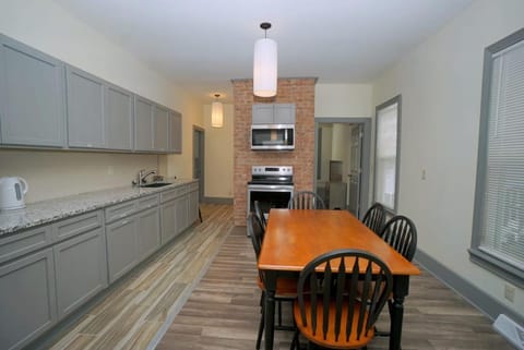 Perfect 6BR Stay Near Falls & Attractions House in Niagara Falls