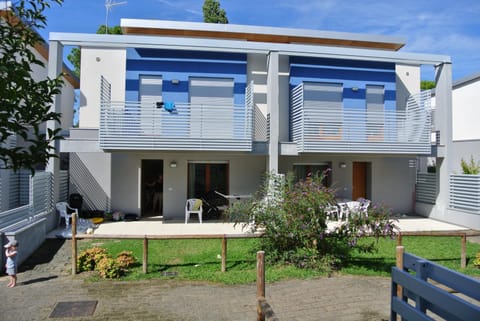 Property building, Facade/entrance, Day, Garden, Garden view