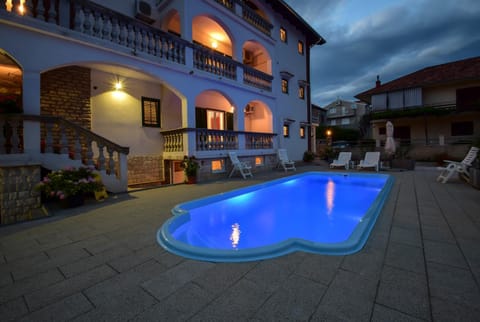 Swimming pool, Swimming pool