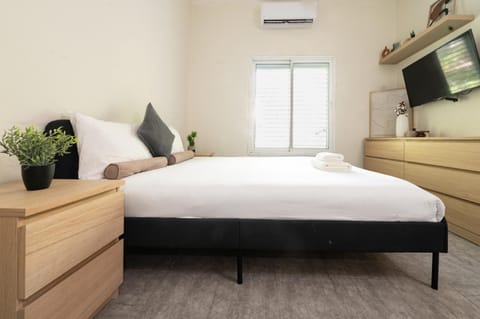 Bed, TV and multimedia, Photo of the whole room, Bedroom, air conditioner