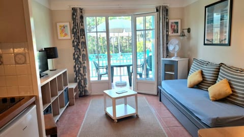 View (from property/room), Balcony/Terrace, Kitchen or kitchenette, Living room